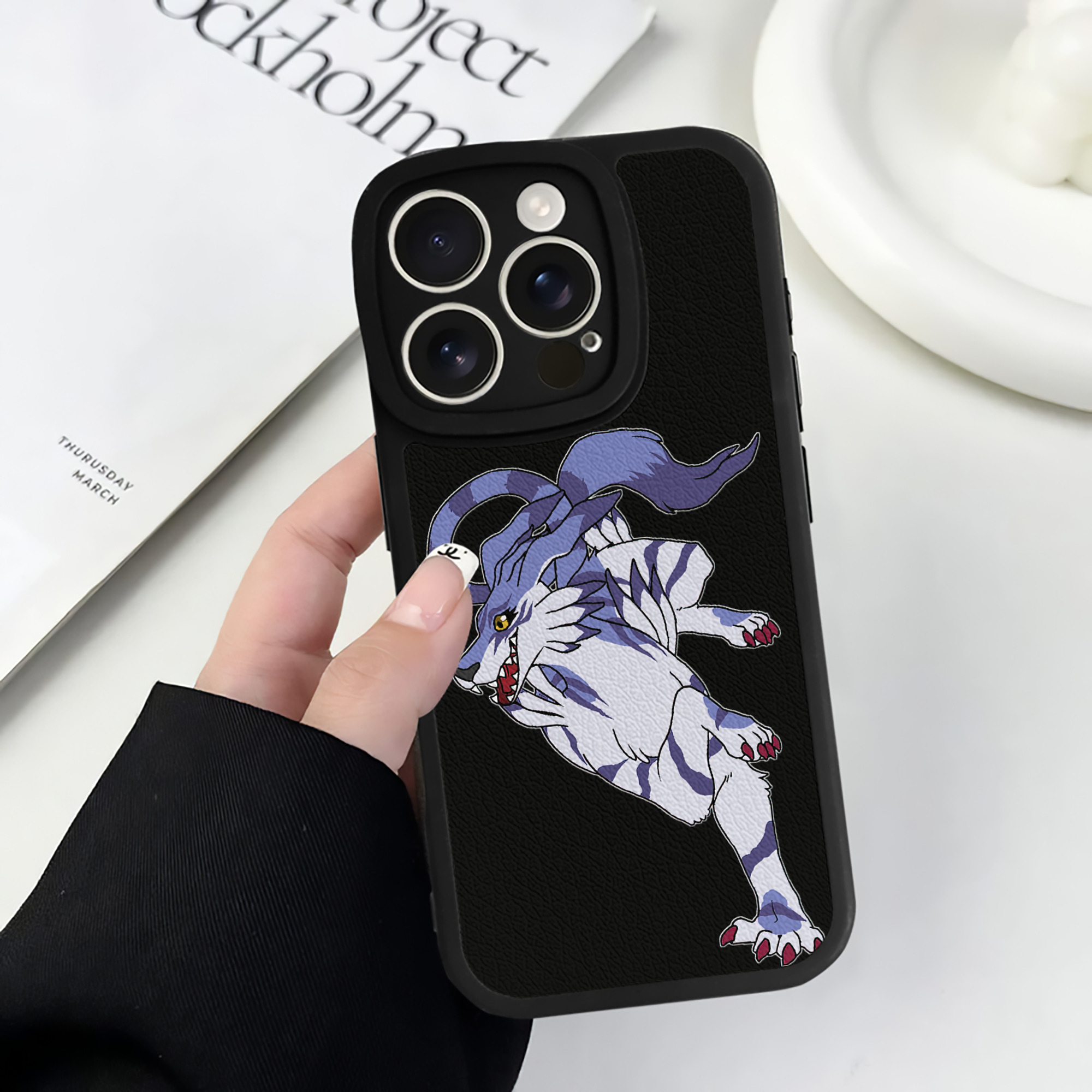 （画像用） Digimon デジタルモンスター/デジモン 【iPhone 16シリーズ対応】シリコンスマホケース（レザー調） 材質：シリコン